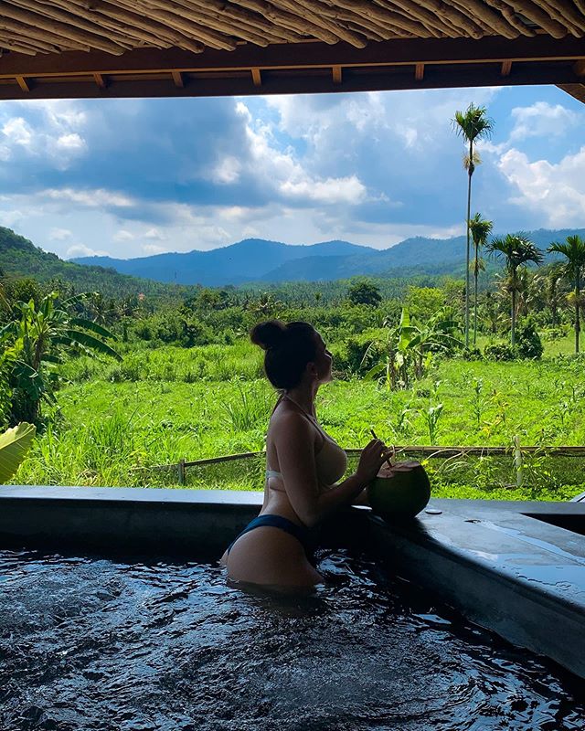 A coconut, a jacuzzi, and the view of Balis iconic rice fields
