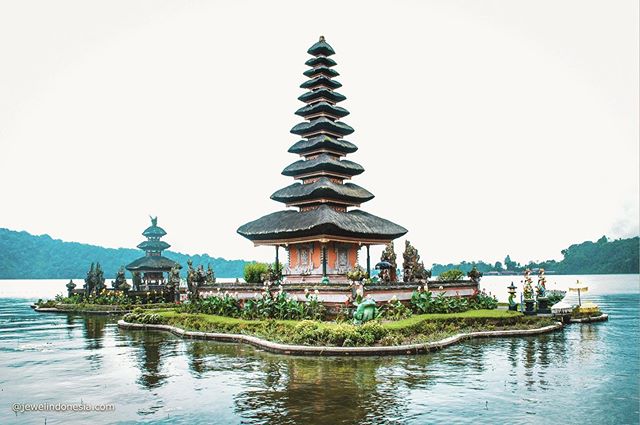 Pura Ulun Danu Beratan, is a major water temple on Bali