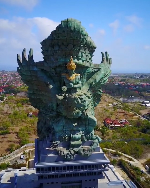 Have you seen this huge statue before? 