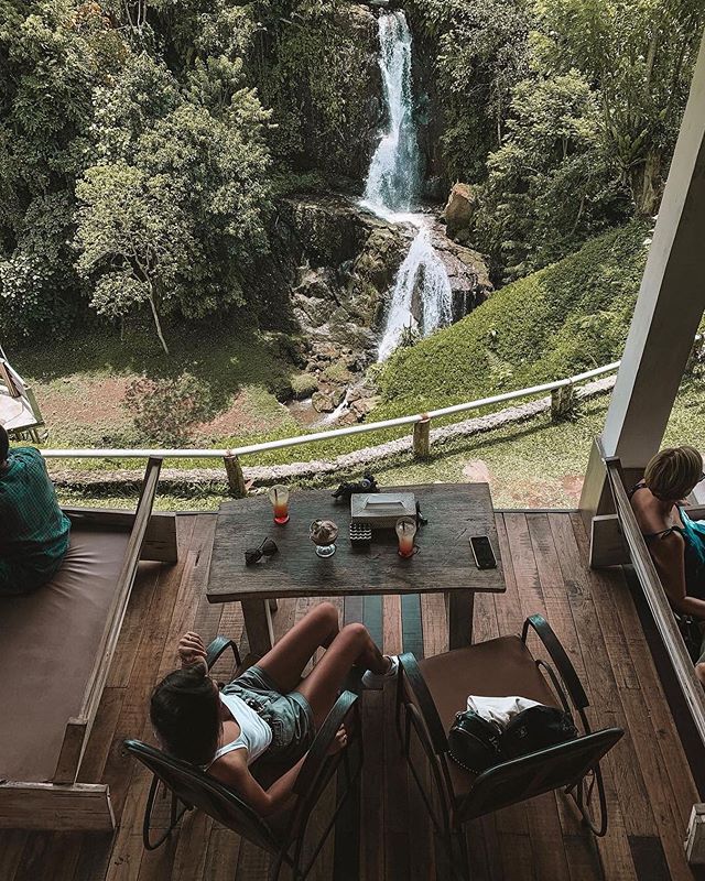 Take an easy Sunday next to the falls  .