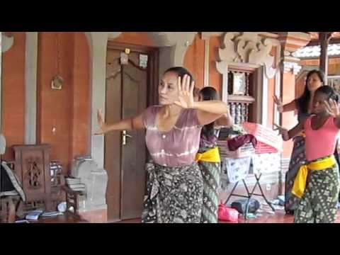 Balinese dance lessons to live music