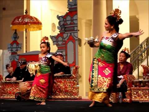 Tari pendet (Balinese dance)